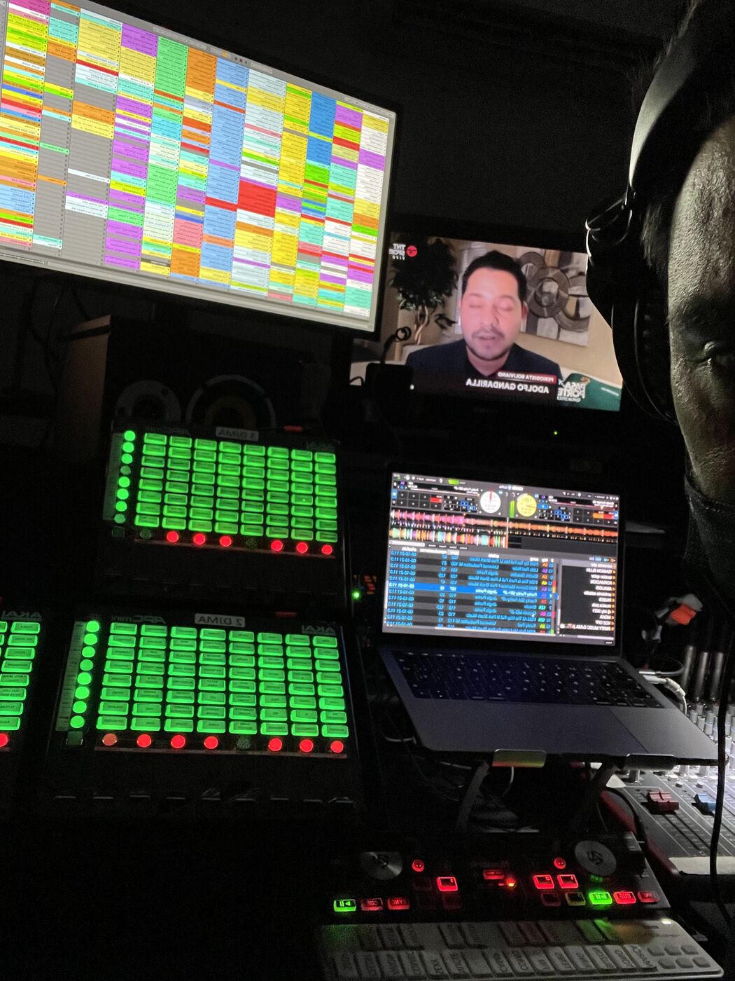 DJ MA musicalizando en vivo para TNT Sports