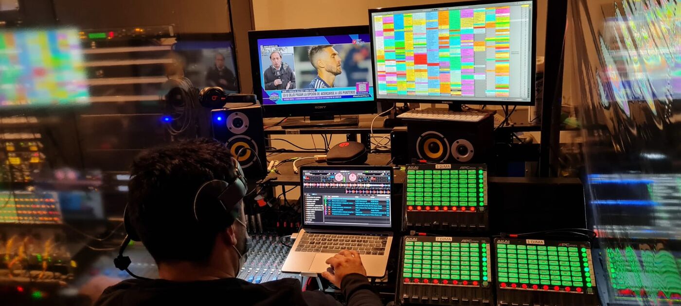 DJ MA en cabina de musicalización de TV